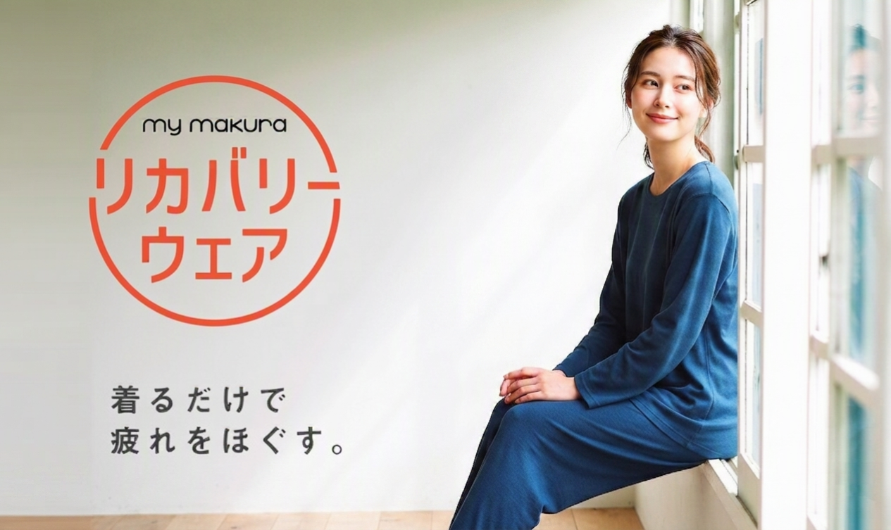窓によりかかる女性